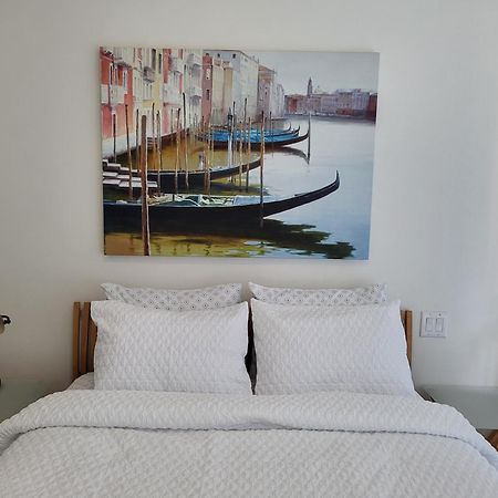 Your Perfect Escape - Modern Landmark Condo In Downtown Calgary - Free Parking- Premium Location ภายนอก รูปภาพ