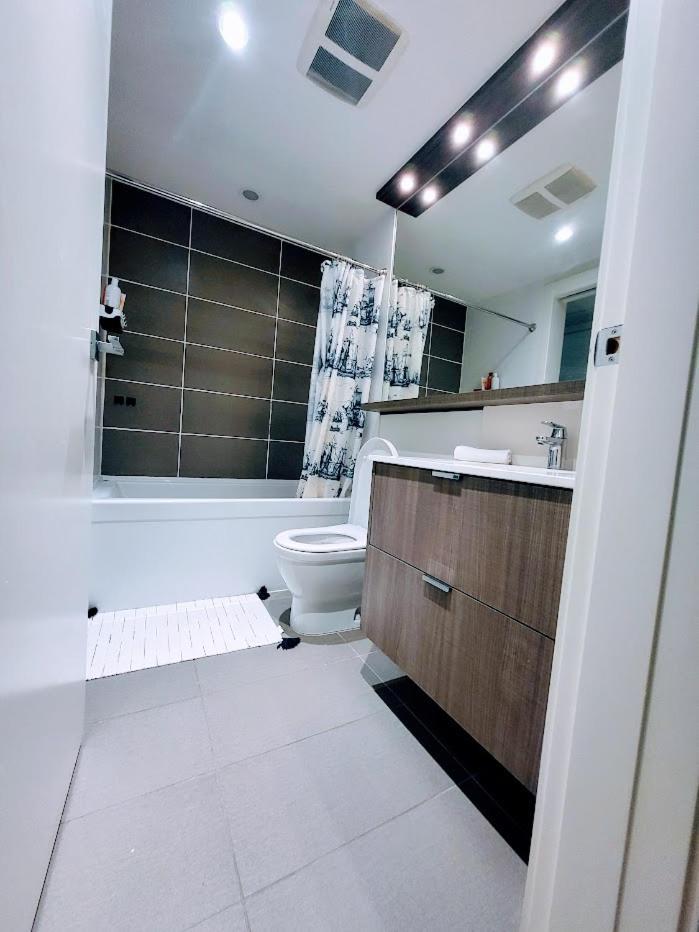 Your Perfect Escape - Modern Landmark Condo In Downtown Calgary - Free Parking- Premium Location ภายนอก รูปภาพ