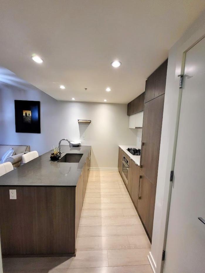 Your Perfect Escape - Modern Landmark Condo In Downtown Calgary - Free Parking- Premium Location ภายนอก รูปภาพ