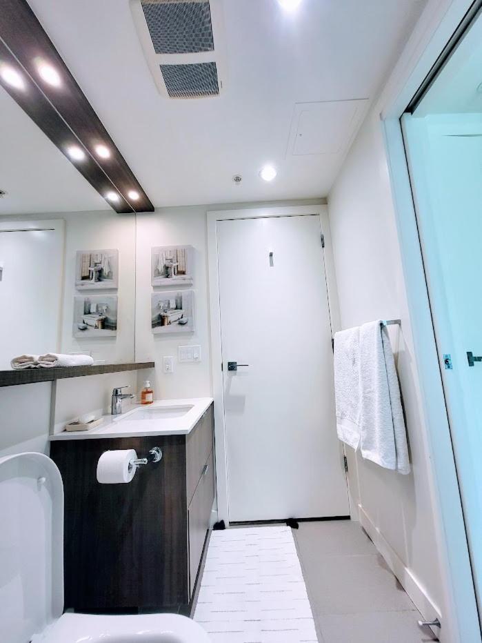 Your Perfect Escape - Modern Landmark Condo In Downtown Calgary - Free Parking- Premium Location ภายนอก รูปภาพ