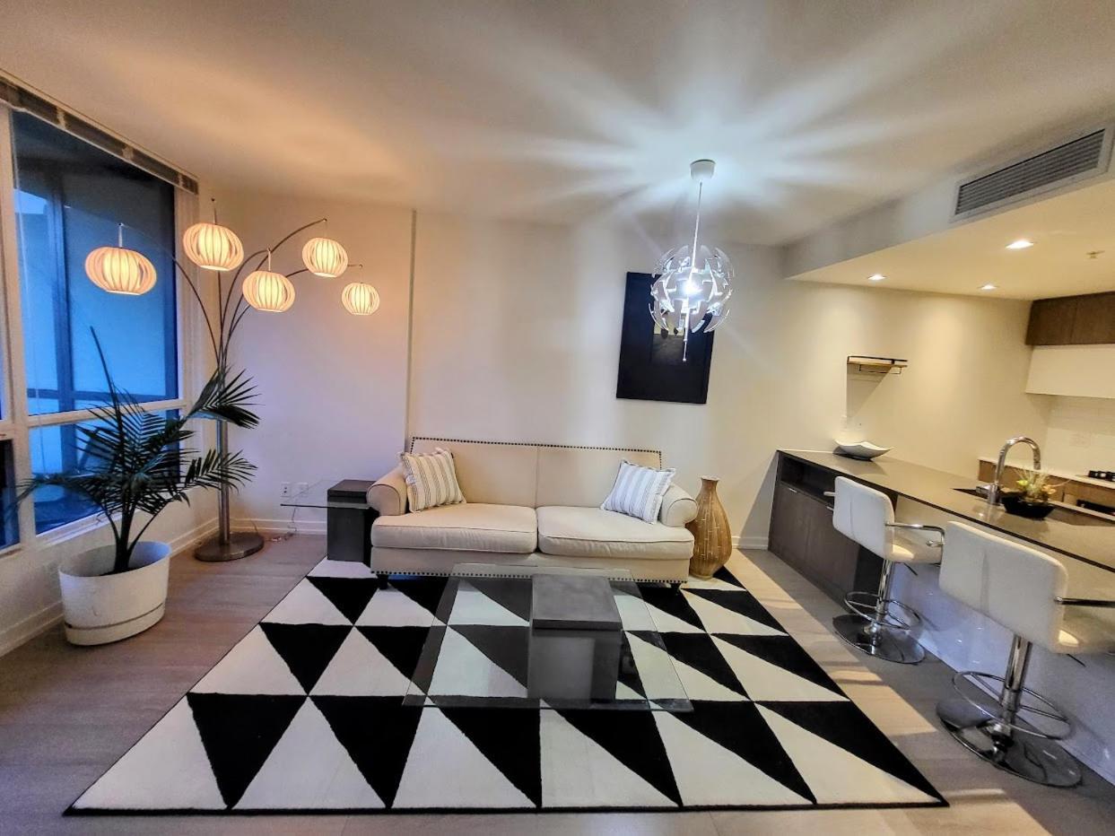 Your Perfect Escape - Modern Landmark Condo In Downtown Calgary - Free Parking- Premium Location ภายนอก รูปภาพ