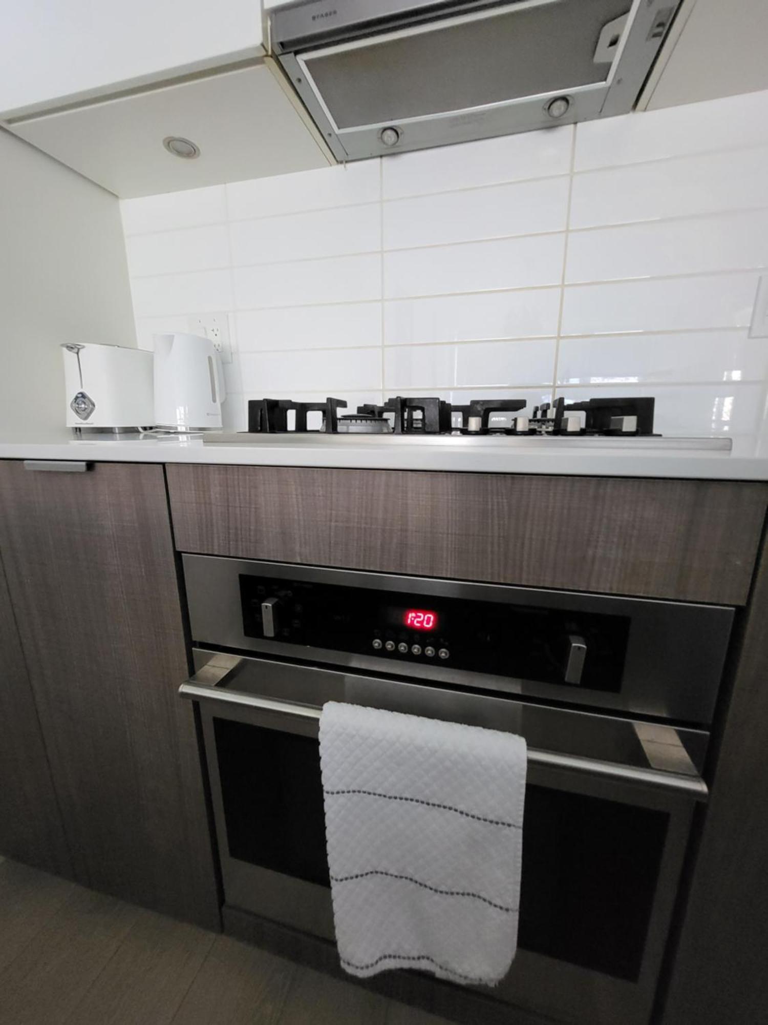 Your Perfect Escape - Modern Landmark Condo In Downtown Calgary - Free Parking- Premium Location ภายนอก รูปภาพ