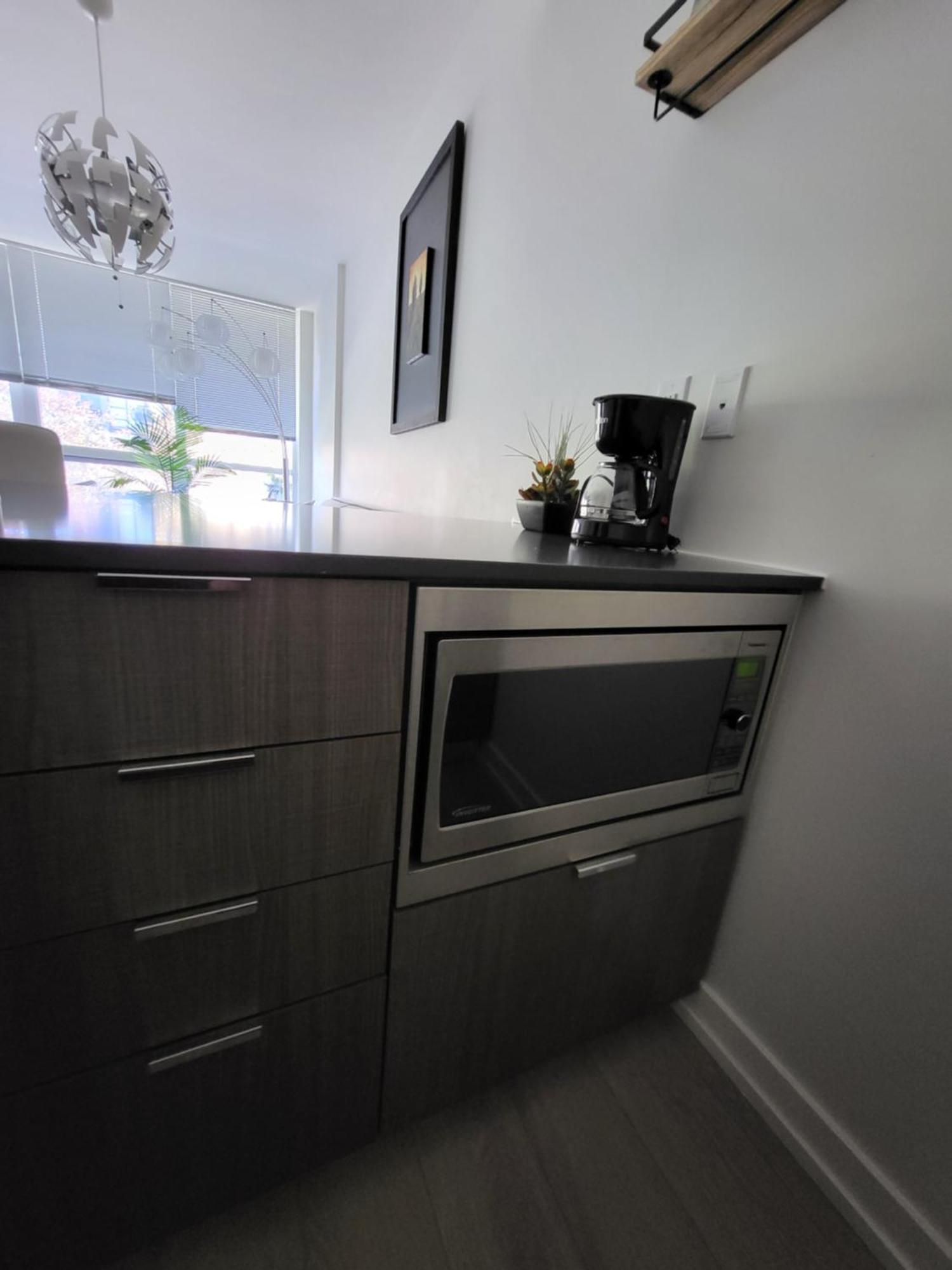 Your Perfect Escape - Modern Landmark Condo In Downtown Calgary - Free Parking- Premium Location ภายนอก รูปภาพ